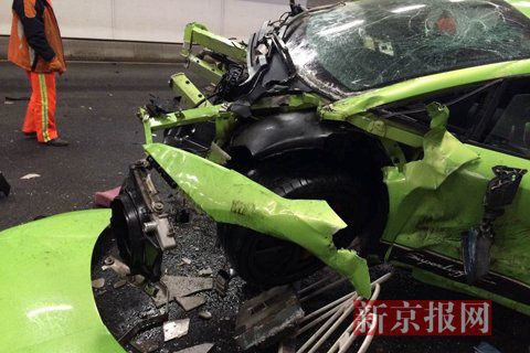 一輛蘭博基尼與一輛法拉利發(fā)生事故，現(xiàn)場狀況慘烈