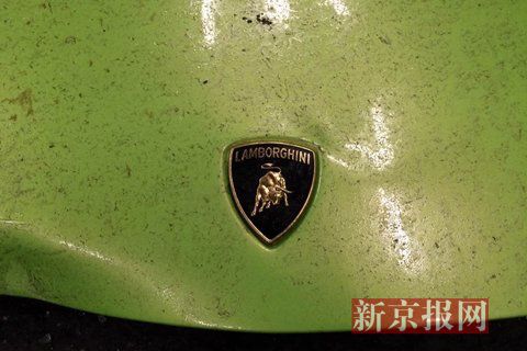 一輛蘭博基尼與一輛法拉利發(fā)生事故，現(xiàn)場狀況慘烈