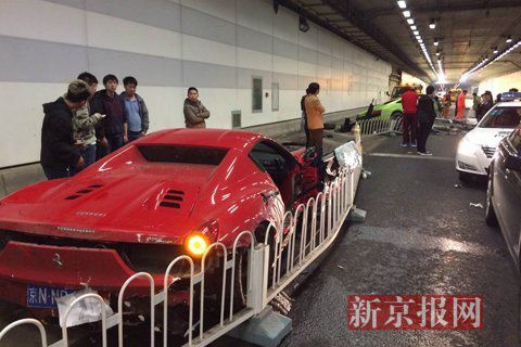 一輛蘭博基尼與一輛法拉利發(fā)生事故，現(xiàn)場狀況慘烈