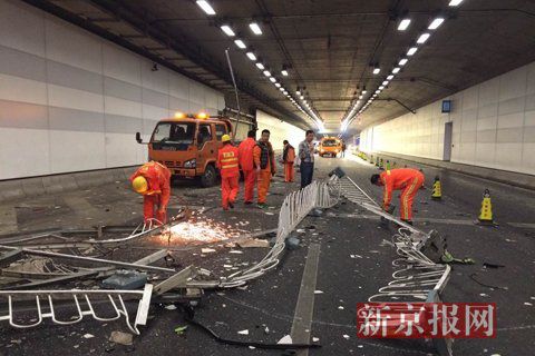 一輛蘭博基尼與一輛法拉利發(fā)生事故，現(xiàn)場狀況慘烈