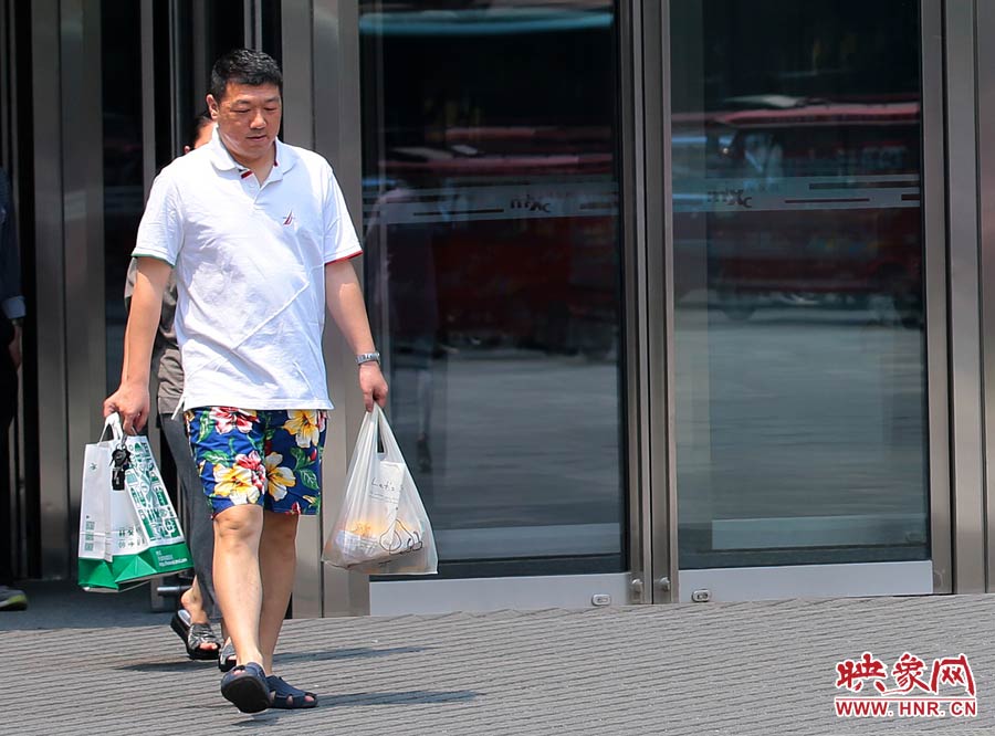 褲頭、T恤的裝束依然提前入夏
