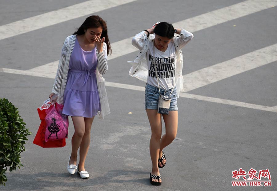 太熱了，還是把頭發(fā)扎起來