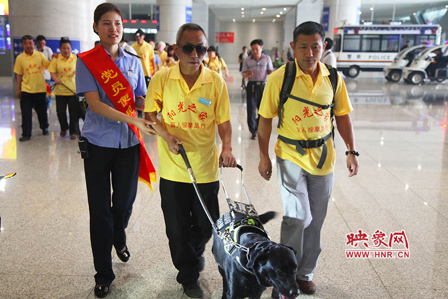 接到鄭州市愛心導(dǎo)盲犬服務(wù)中心的乘車請求后，鄭州東站抽調(diào)了工作人員進行對接，提前做好服務(wù)引導(dǎo)準(zhǔn)備。