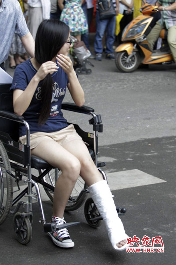 鄭州回中考點(diǎn)，一名考生左腳受傷，坐著輪椅入考場(chǎng)。