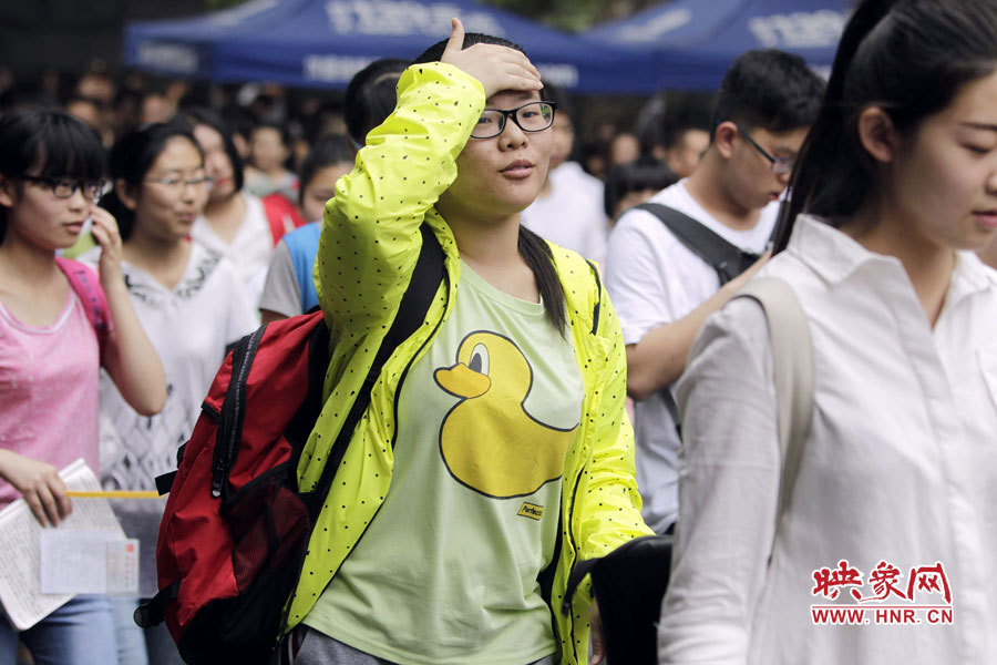 鄭州回中考點(diǎn)，考生輕松入場(chǎng)。