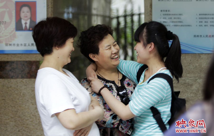 6月7日，鄭州回中考點(diǎn)，走出考場(chǎng)的考生和家長(zhǎng)擁抱在一起