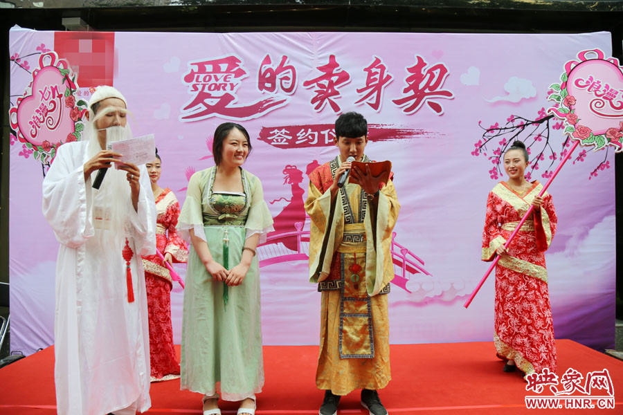 男子現(xiàn)場宣讀“賣身契”的內(nèi)容，讓大家作證。