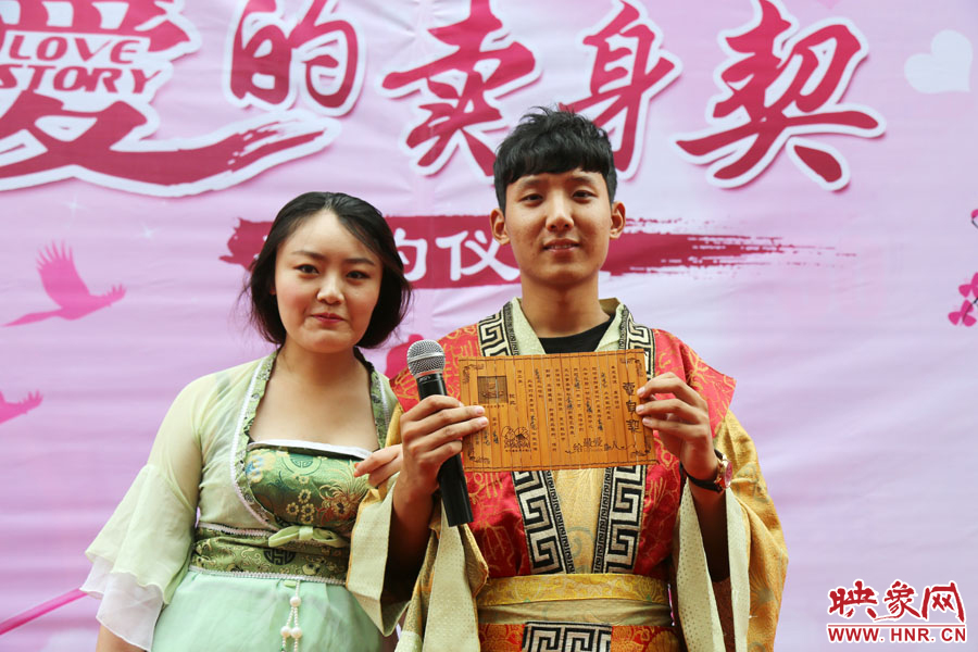現(xiàn)場的8名男子異口同聲地表示，如違反此契約，可以接受處以極刑。