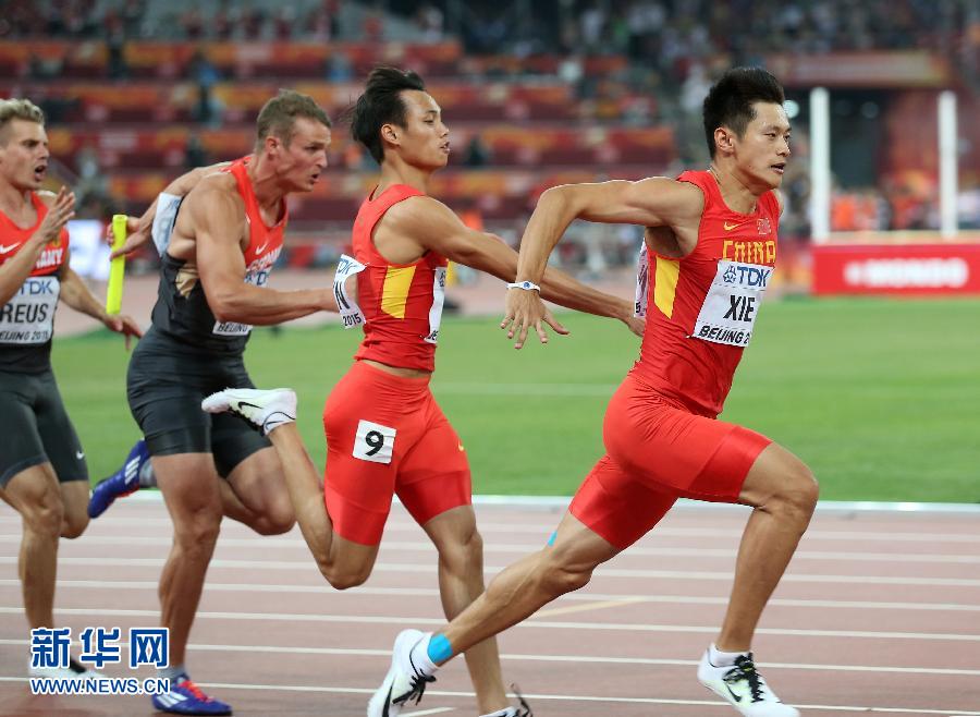 中國隊選手謝震業(yè)（右一）和莫有雪在比賽中交接棒。
