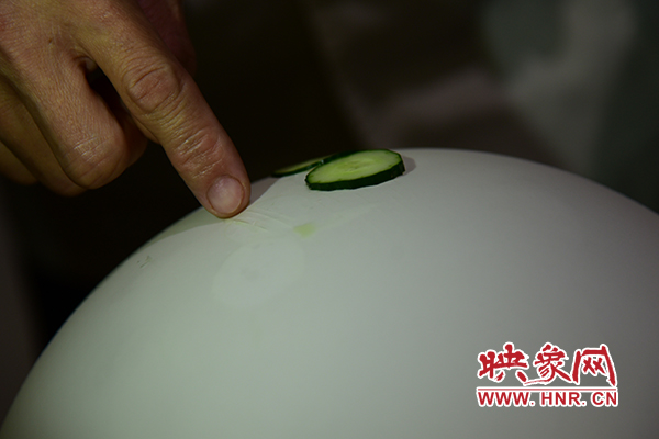 在面團(tuán)氣球上切菜。