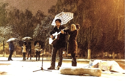 雪夜鄭大新校區(qū)的這一幕是不是也溫暖了你？