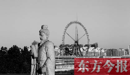 16日，從中原福塔基座平臺(tái)看向世紀(jì)歡樂(lè)園的景象