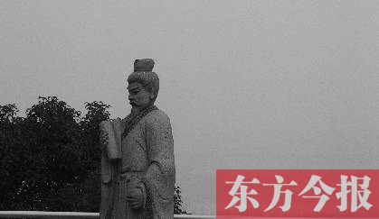 23日，從中原福塔基座平臺(tái)看向世紀(jì)歡樂(lè)園的景象