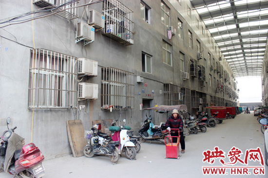 三棟居民樓沒有任何手續(xù)，沒有房產(chǎn)證，售價(jià)超級(jí)低。