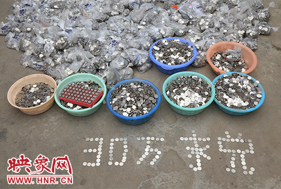 據(jù)負(fù)責(zé)清點(diǎn)“巨資”的張大爺介紹，這筆“巨資”積攢了兩個月左右，有30萬左右，重達(dá)3000多斤。