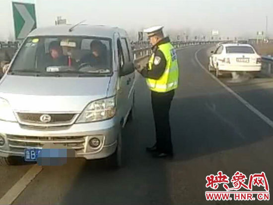 2月3日，一名男子因錯(cuò)過了路口不顧自身安全竟然在高速上逆行，被焦作高速交警逮個(gè)正著。
