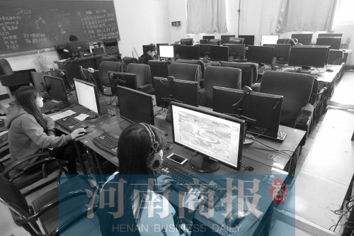 鄭州黃河護(hù)理職業(yè)學(xué)院的微機(jī)室內(nèi)，一女學(xué)生正在打游戲