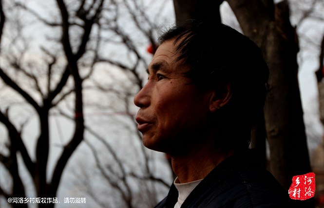 不過老崔對(duì)鄰居卻有著十分的不屑，平日里他們的生活，主要是自己種植的蔬菜和野菜，偶爾有山下香客的供奉。而鄰居卻經(jīng)常揀一些驢友丟棄的物品，飲料瓶，塑料紙，或者其它的物品。