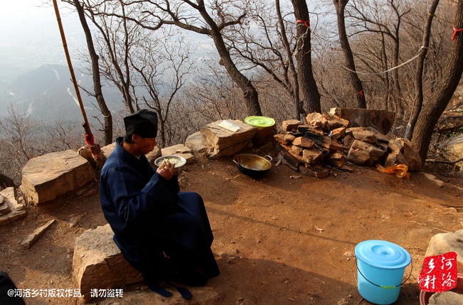 鄰居有時(shí)候會(huì)拿這些廢品下山，換取一些食物，對(duì)于老崔來說，既然出家就該安守清貧，撿破爛換好吃的，不是出家人該做的。他偷偷把鄰居的一大包廢品踢下了山，于是爭(zhēng)吵并且打起了架。