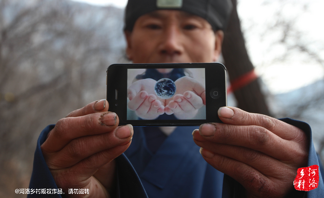 老崔雖然在山上修行，可是家里還有六個(gè)兄弟姐妹，家里人來找過他，他認(rèn)為打工太累了，還需要受氣，不如山中修行自在。通過山下的香客，他花了800塊錢買了一個(gè)蘋果手機(jī)，這是他在山上最奢侈的一次購(gòu)物。老崔有些心疼，他說那個(gè)香客不應(yīng)該收他錢才對(duì)。