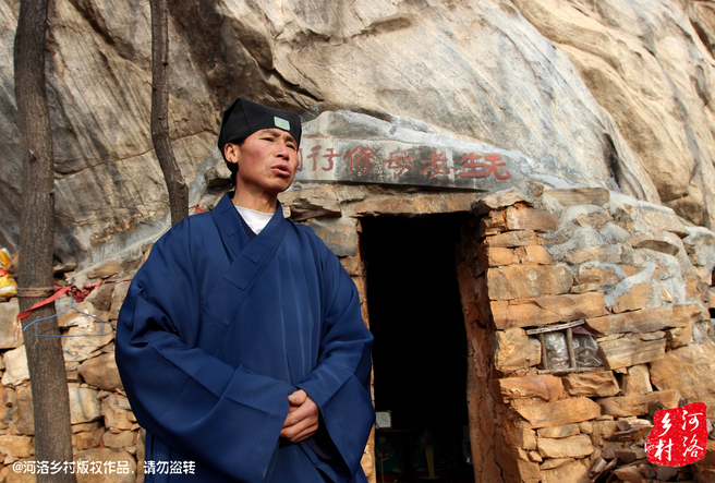 在這個(gè)山洞住多久，他沒有時(shí)間表，他說要看自己的內(nèi)心，修行夠了就離開，如果需要繼續(xù)修行，就從這里“安老病死