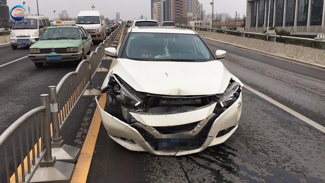 鄭州私家車(chē)撞毀十米護(hù)欄　司機(jī)抽著煙逆行下橋