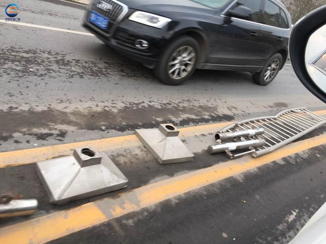 鄭州私家車(chē)撞毀十米護(hù)欄　司機(jī)抽著煙逆行下橋