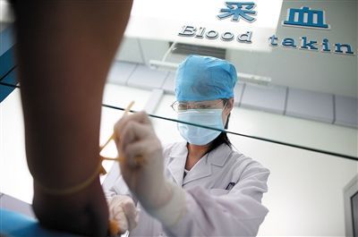 2010年5月，北京艾滋病毒攜帶者可以進行快速檢測。新京報資料圖片 韓萌 攝