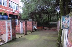 緊挨鐵山坪基地，有一條“迷你”街道，雖然簡陋，但尚未拆去的店鋪名稱顯出了曾經(jīng)的“繁華”。組圖/記者倪志剛