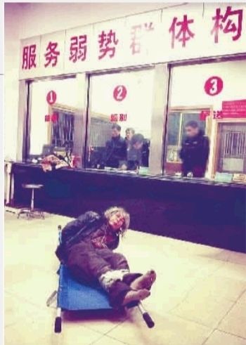 1月7日23點50分，長沙市救助管理站大廳，一名老年流浪者躺在擔架上，無助地看著記者。