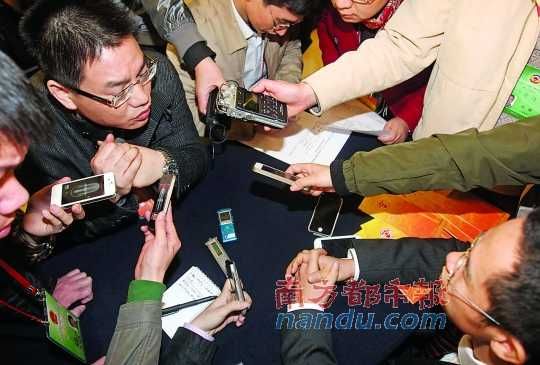 咨詢問政會上，記者的錄音設(shè)備遍布臺面。南都記者 馮宙鋒 攝