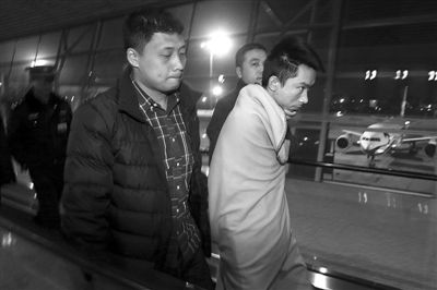 昨日，首都機場，跨國綁架勒索團伙首犯中國籍男子奚某被押解回國。新京報記者 尹亞飛 攝