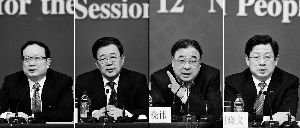 昨天，國務院深化醫(yī)藥衛(wèi)生體制改革領導小組辦公室負責人王保安、孫志剛、馬曉偉、胡曉義（從左至右）就“醫(yī)藥衛(wèi)生體制改革”有關問題回答記者提問。記者王鵬/攝