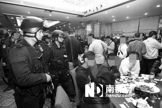 手持微沖、身穿防彈背心的警員進(jìn)入酒樓進(jìn)行調(diào)查。深圳警方供圖