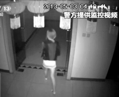 監(jiān)控視頻中，女子獨自走向墜樓處。 央視視頻截圖