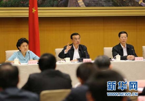　5月13日，國(guó)務(wù)院召開全國(guó)電視電話會(huì)議，動(dòng)員部署國(guó)務(wù)院機(jī)構(gòu)職能轉(zhuǎn)變工作。中共中央政治局常委、國(guó)務(wù)院總理李克強(qiáng)發(fā)表講話。 新華社記者劉衛(wèi)兵 攝