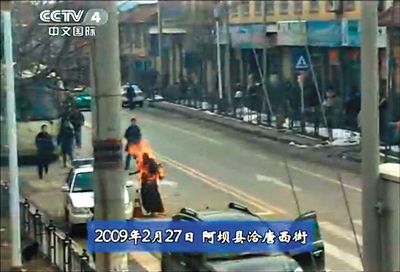 2009年2月27日，一名僧侶在阿壩縣洽唐西街自焚。本版圖片/央視截圖