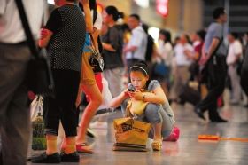 5月26日，武廣高鐵長沙南站，因為高鐵設(shè)備故障，滯留了大量旅客。圖/記者李坤