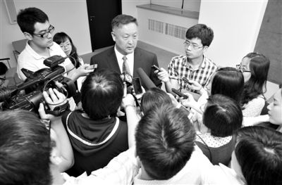 6月5日，商務(wù)部新聞辦公室召開“中歐光伏產(chǎn)品貿(mào)易摩擦”專題發(fā)布會(huì)。發(fā)布會(huì)結(jié)束后，中國(guó)機(jī)電產(chǎn)品進(jìn)出口商會(huì)會(huì)長(zhǎng)張鈺晶接受記者采訪。新京報(bào)記者