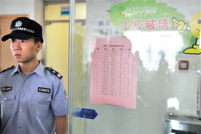 前日，廈門市解放軍174醫(yī)院重癥醫(yī)學(xué)科門口貼著在該醫(yī)院接受治療的受傷人員名單。 新華社記者 陳曄華