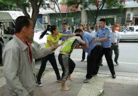 　圖為5月31日，延安城管隊(duì)員暴力執(zhí)法場(chǎng)面。