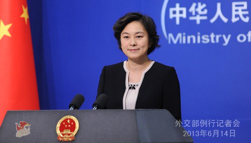 2013年6月14日，外交部發(fā)言人華春瑩主持例行記者會。