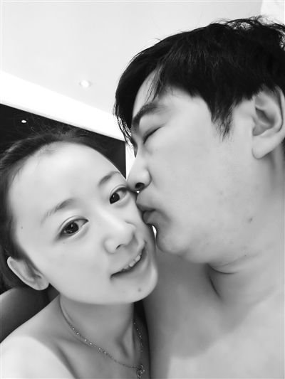 兩人合影。女當事人供圖