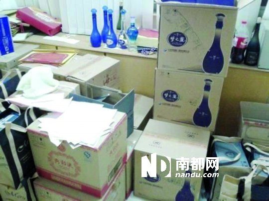 　　江蘇靖江市工商局餐廳倉(cāng)庫(kù)里被爆堆滿(mǎn)了高檔酒。