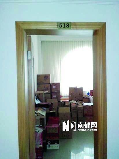 　江蘇靖江市工商局餐廳倉(cāng)庫(kù)里被爆堆滿(mǎn)了高檔酒。
