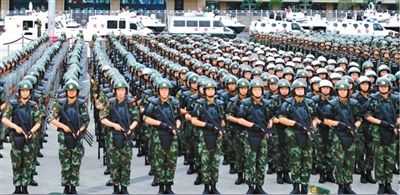 6月29日，新疆武警部隊(duì)反恐維穩(wěn)誓師大會(huì)在烏魯木齊市人民廣場舉行。據(jù)《新疆日報(bào)》