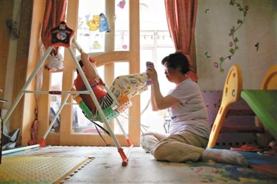 6月14日，未婚媽媽于軍的家里，她正在陪女兒悅悅玩耍。悅悅4歲了，因為沒有爸爸的信息而始終上不了戶口。