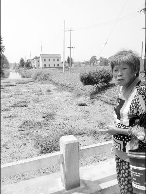 河里長(zhǎng)滿浮萍漂著垃圾，村民有時(shí)不得已用河水應(yīng)急