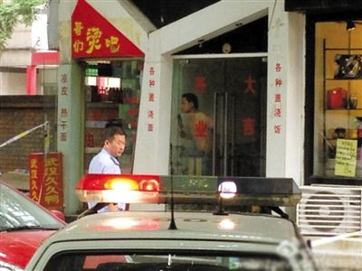 闖入面館的持刀男子與趕來(lái)的民警隔著玻璃門(mén)對(duì)峙，后店內(nèi)一名女童被其劫持。網(wǎng)友供圖