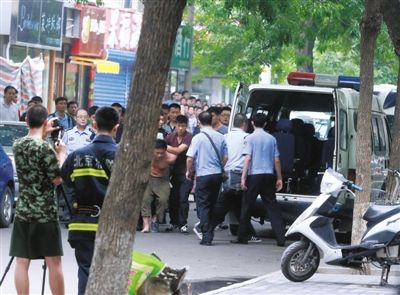 女童安全獲救后，嫌疑人被制服并由民警押出餐館。新華社發(fā)